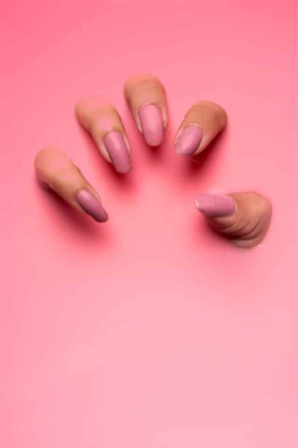 Comment utiliser les huiles essentielles pour renforcer les ongles?