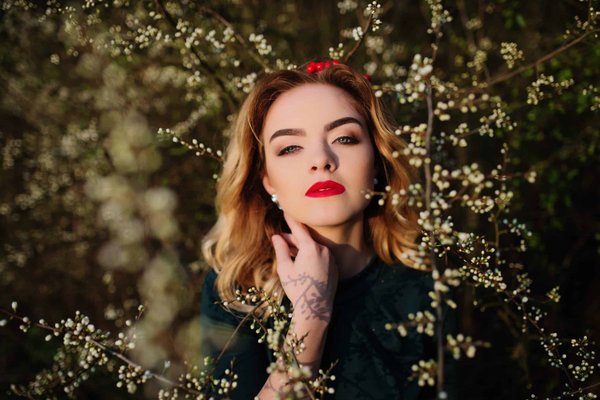 Comment combiner des accessoires métalliques dorés avec une tenue estivale tout en restant subtile?